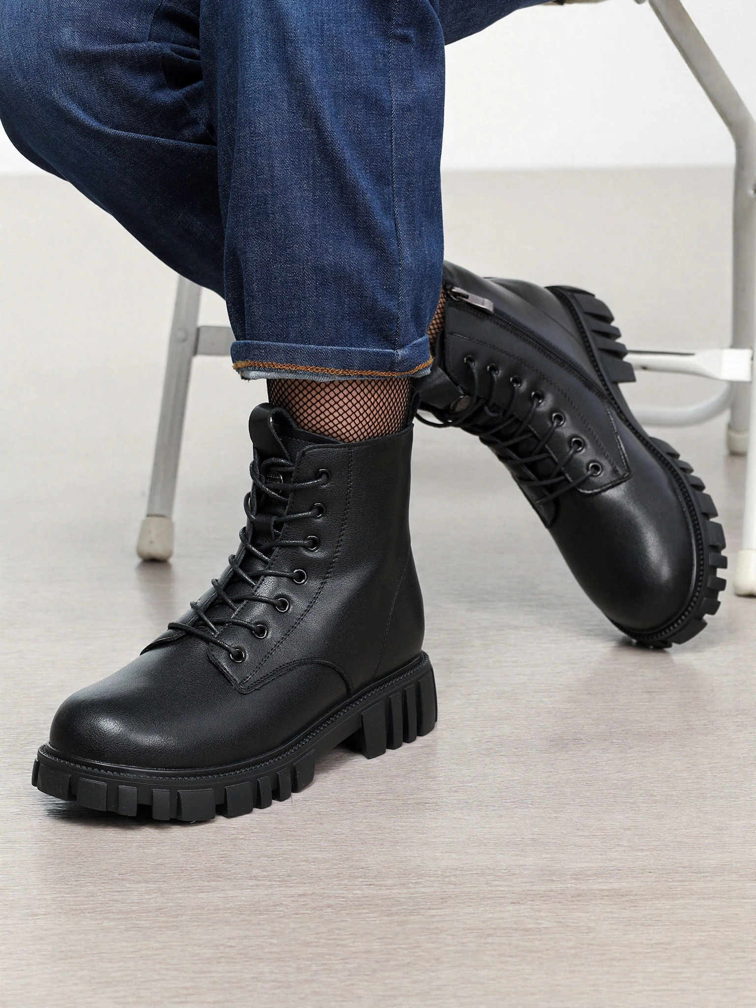 Ботинки черного цвета на рельефной подошве